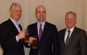 v. l. n. r.: Stephan J. Barth, Geschäftsführender Gesellschafter Joh. Barth & Sohn, Prof. Marcel Fratzscher, Präsident des Deutschen Instituts für Wirtschaftsforschung, Peter Hintermeier, Einkaufsleiter Joh. Barth & Sohn