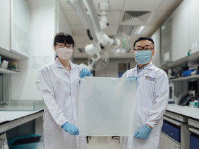 Diese neuartige, von Forschern der National University of Singapore entwickelte Feuchtigkeitsfolie hat eine schnelle Absorptionsrate, eine hohe Absorptionskapazität und hervorragende mechanische Eigenschaften. Außerdem ist sie erschwinglich, leicht, einfach herzustellen, wiederverwendbar, biokompatibel und ungiftig. Von links nach rechts: Frau Yang Jiachen und Assistenzprofessor Tan Swee Ching.