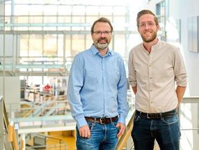 (v. li) PD Dr. Gregor Hagelueken und Dr. Martin Peter benutzten im Labor die sogenannte PELDOR Spektroskopie, um die Bewegung von sogenannten Substratbindenden-Proteinen zu untersuchen.