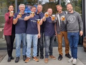 Ein erfolgreicher Brautag für Flaming Amber v. l. n. r.: Jannica Geißler (BrauBeviale), Franz-Josef Brauns, Markus Stüttgen, Aribert Braun, Sven Lundie (Hausbrauerei "Bestes!"), Thomas Schwindel, Michael König (Maisel & Friends)
