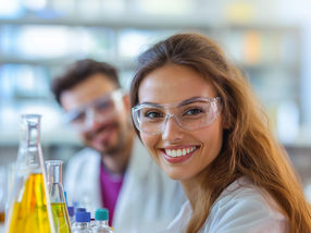 Akademiker in der Chemie: Mindestjahresbezüge steigen moderat