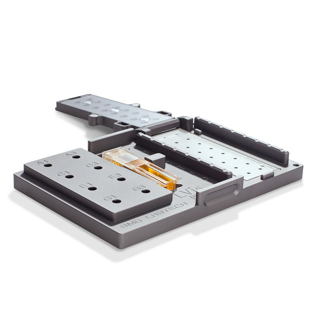 A LVis Plate é uma microplaca de baixo volume que incorpora uma ranhura para cuvete e caraterísticas opcionais de teste de desempenho